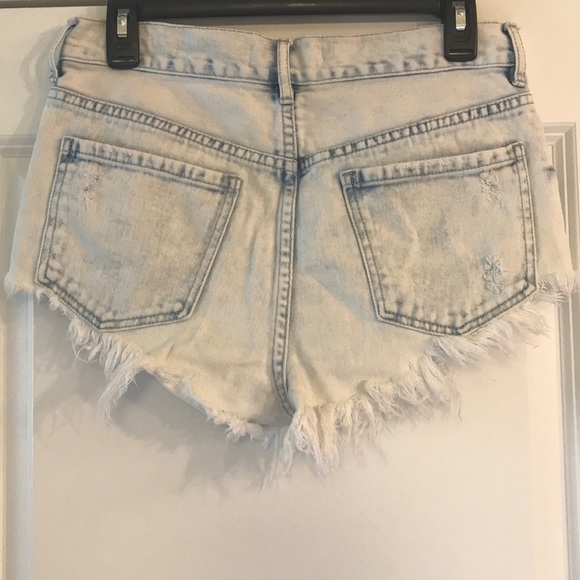 🦋 High waisted, frayed acid wash denim hot shorts - Picture 3 of 3